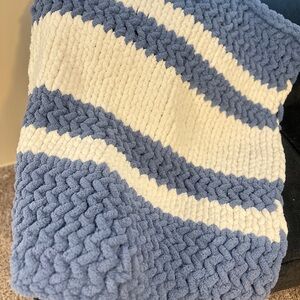 Chunky had knit blanket (35” x 43”)